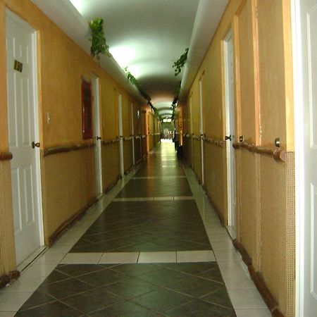 Hotel Mansion Del Rio Rio Dulce Town Exterior foto