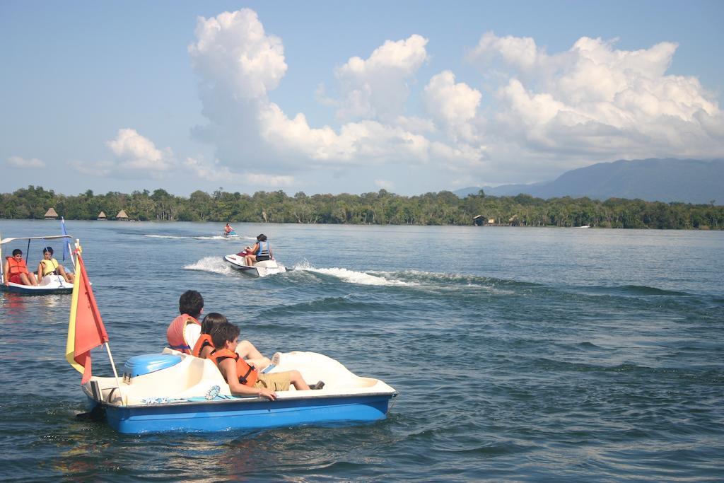 Hotel Mansion Del Rio Rio Dulce Town Exterior foto