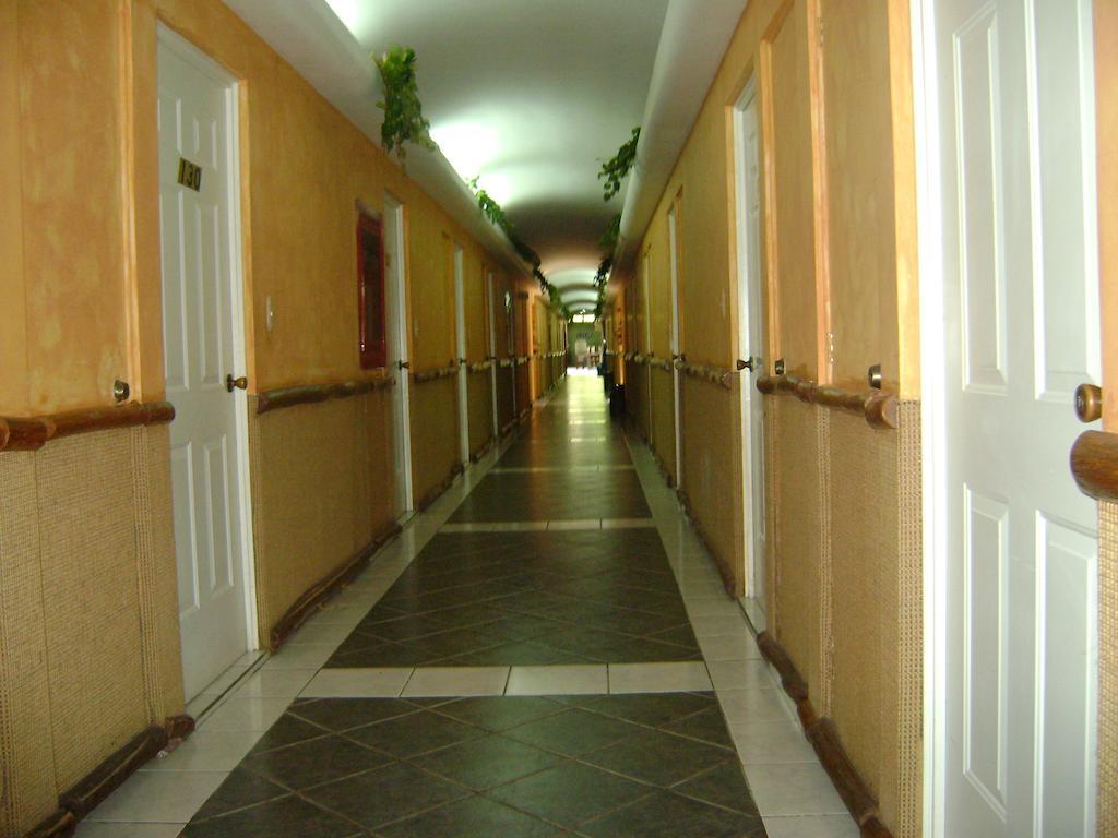 Hotel Mansion Del Rio Rio Dulce Town Exterior foto