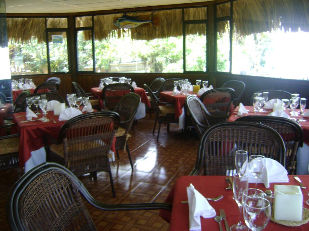 Hotel Mansion Del Rio Rio Dulce Town Exterior foto
