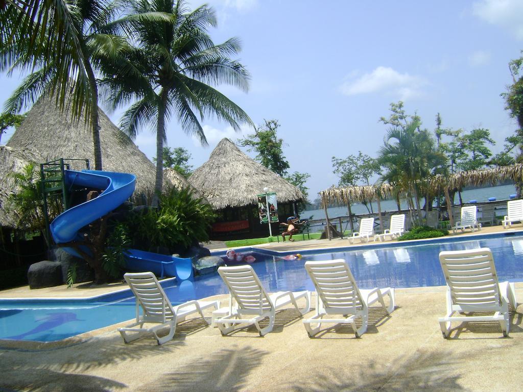 Hotel Mansion Del Rio Rio Dulce Town Exterior foto