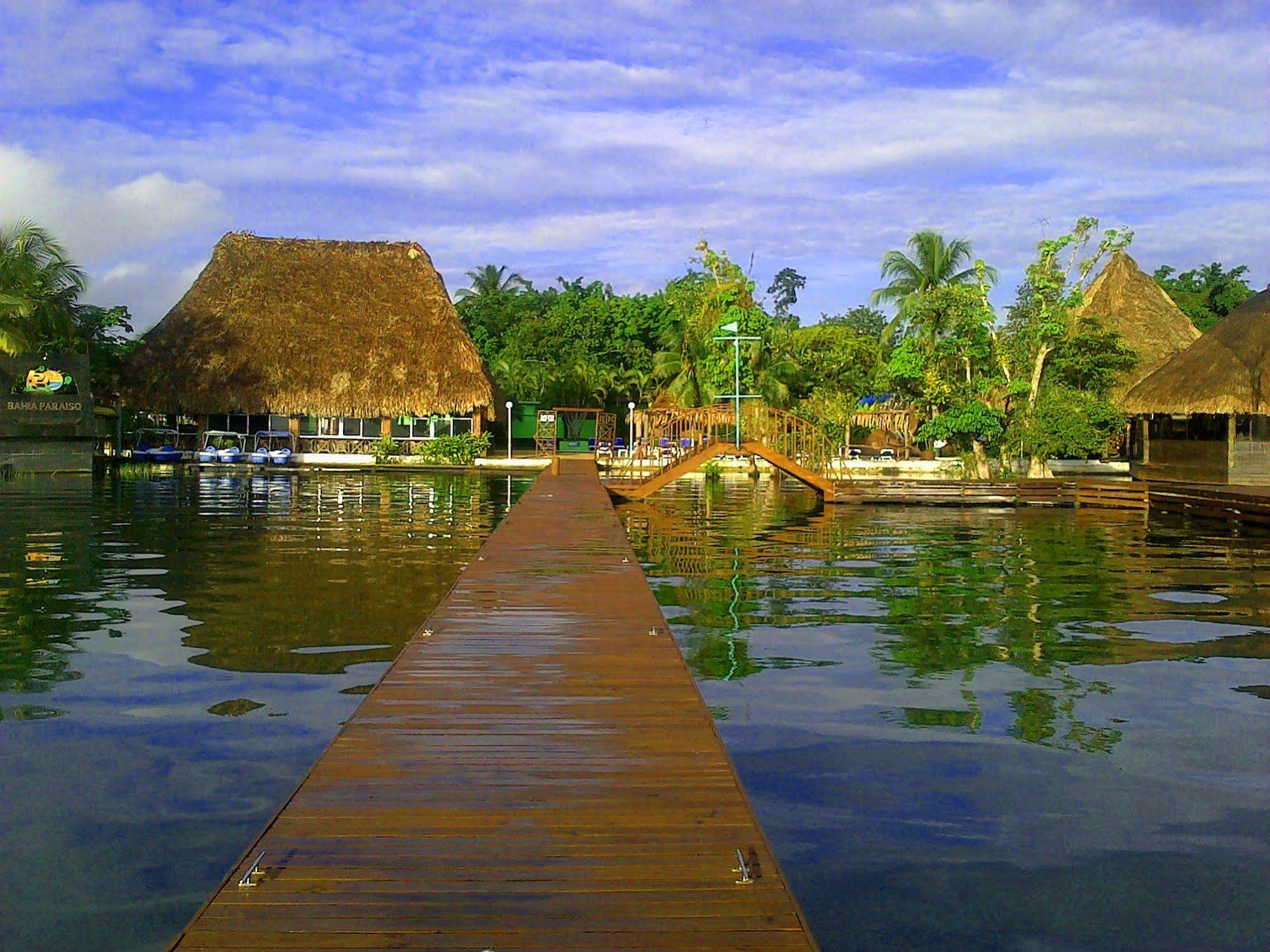Hotel Mansion Del Rio Rio Dulce Town Exterior foto