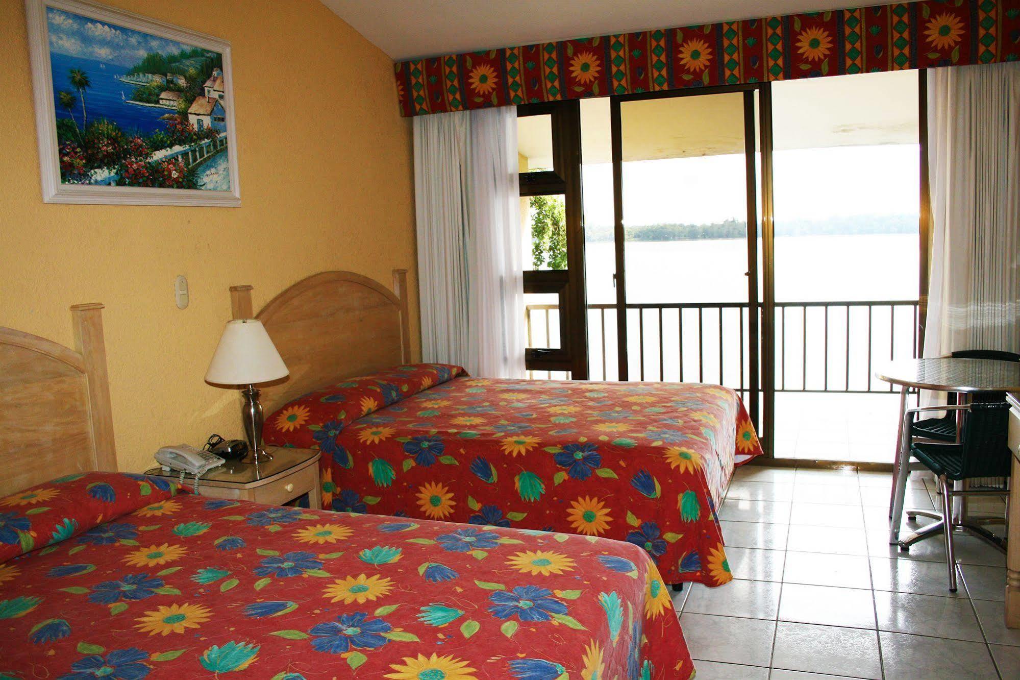 Hotel Mansion Del Rio Rio Dulce Town Exterior foto