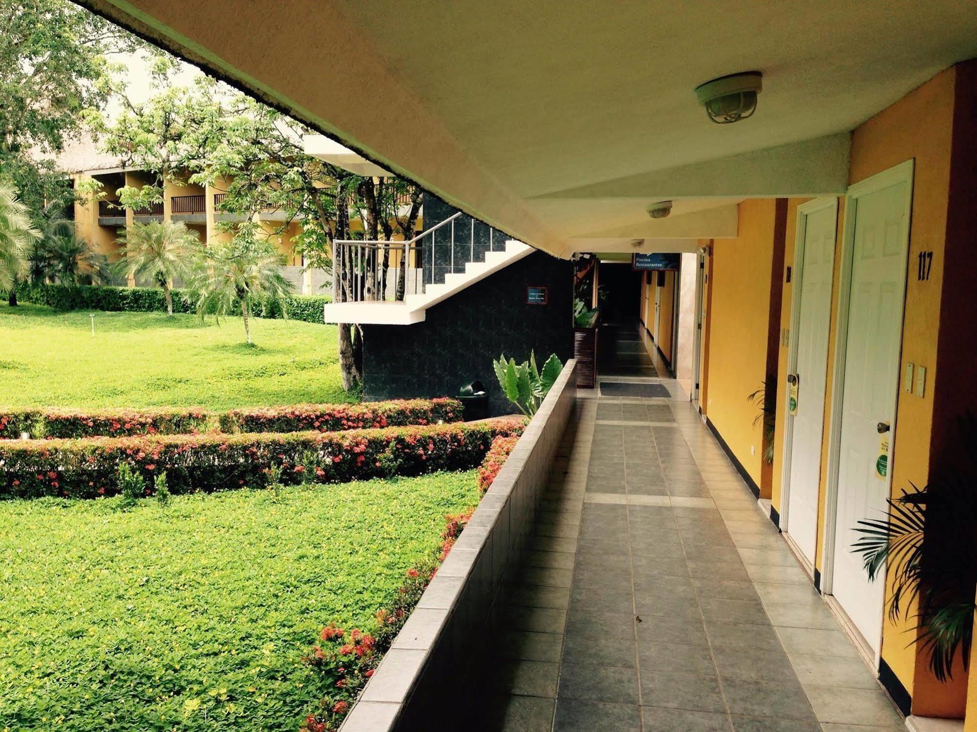 Hotel Mansion Del Rio Rio Dulce Town Exterior foto