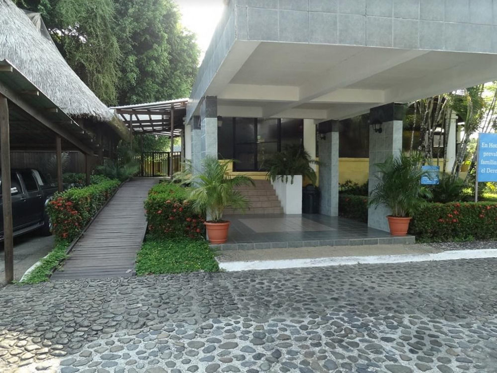 Hotel Mansion Del Rio Rio Dulce Town Exterior foto